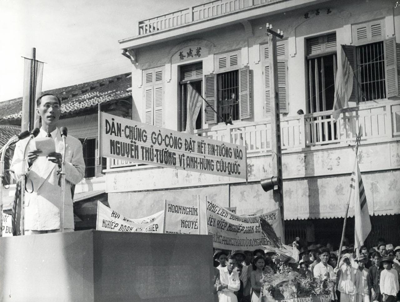 1748207995 63647 13476480 n07 12901599334 le chef de le province de go cong souhaite la bienvenue au president du conseil octobre 1953 1 Vài tấm ảnh Gò Công Xưa
