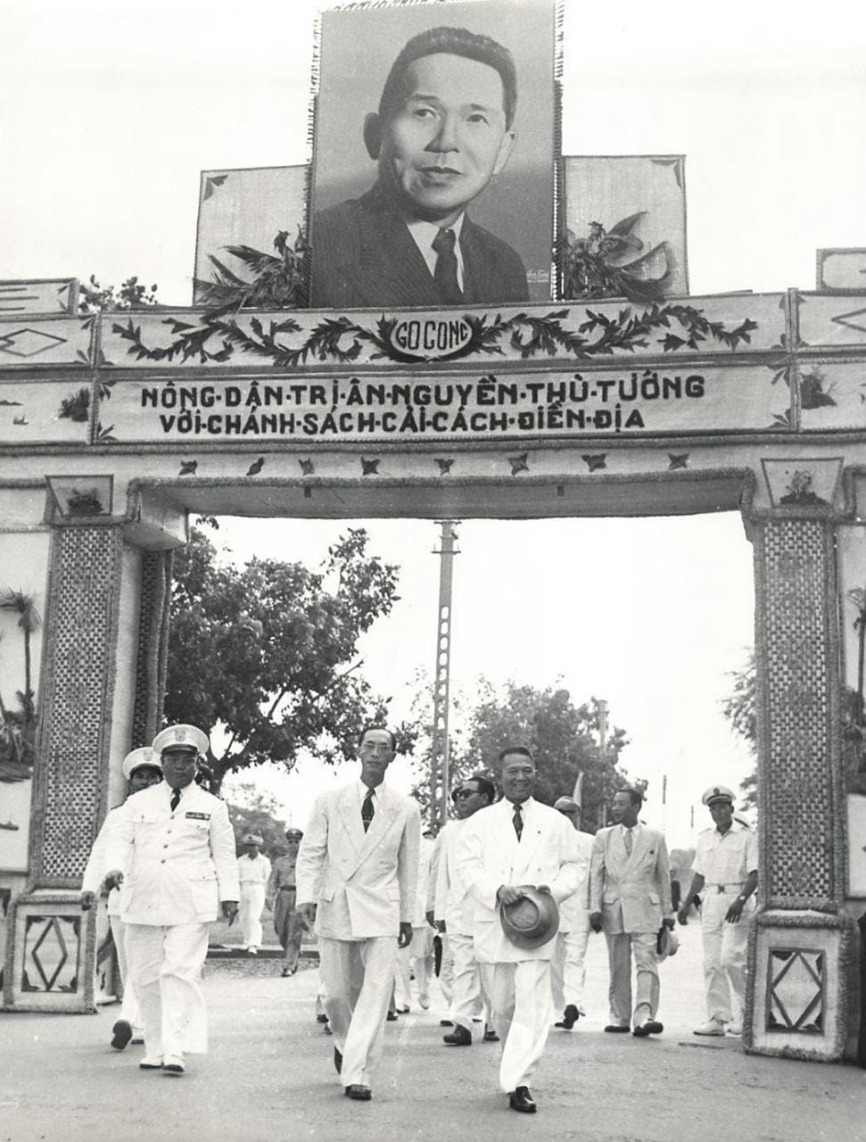 1748207995 115097 13476480 n07 12901601144 a son arrivee a go cong le president nguyen van tam a ete accueilli avec enthousiasme par la population 1 Vài tấm ảnh Gò Công Xưa