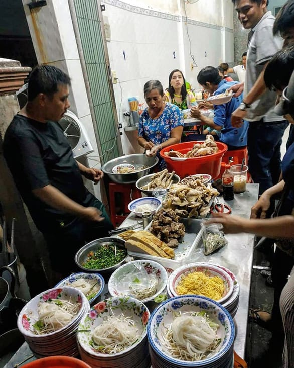 626273759919453378178816753709014942482432n 1560747806428650955465 Có gì hấp dẫn trong tô hủ tiếu gà bà Năm ở Gò Công?