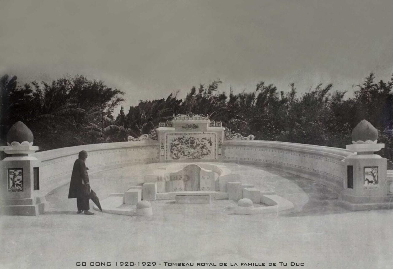 1748207980 703933 13476480 n07 23758498958 go cong 1920 1929 tombeau royal de la famille de tu duc mo pham dang hung ong ngoai cua vua tu duc 1 Vài tấm ảnh Gò Công Xưa