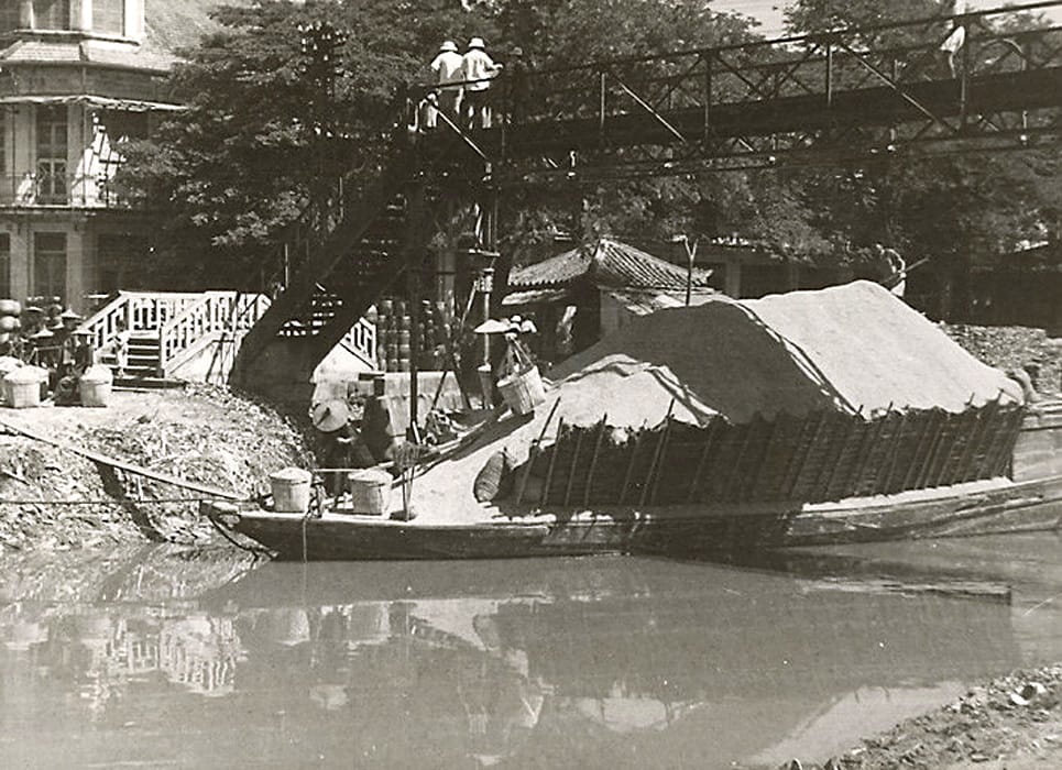 dechargement du paddy a cholon boc do trau o cho lon 1946 cau co nac thang cho nguoi di bo bac ngang kinh bai say tren duong go cong Gò Công Xưa – Cầu Tàu